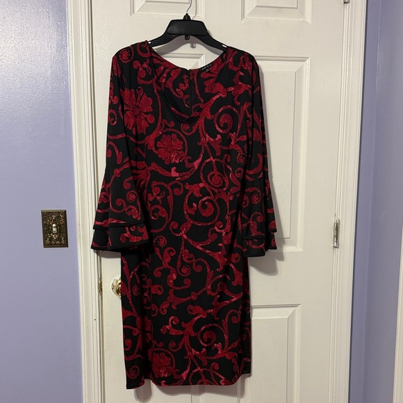 Dresses & Skirts - Elegant Red and Black Floral Dress